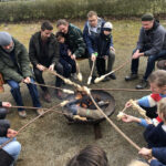 Stockbrot über dem Feuer