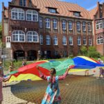 Kinder spielen auf dem Schulhof