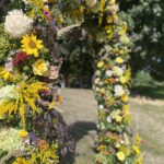 Torbogen geschmückt mit Blumen